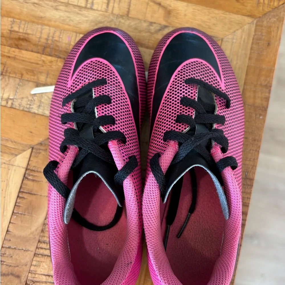 Nike Kids Pink and Black Soccer Cleats - Picture 5 of 6